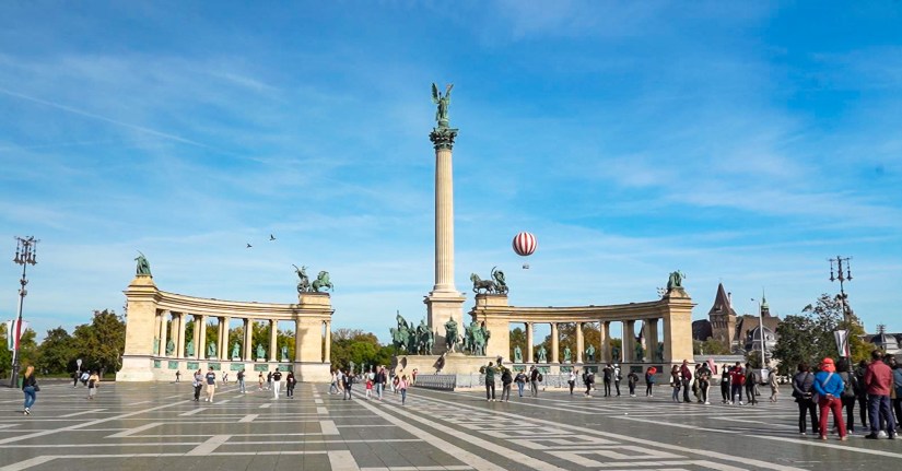 Budapest Heroes Square Explained with Help of AI